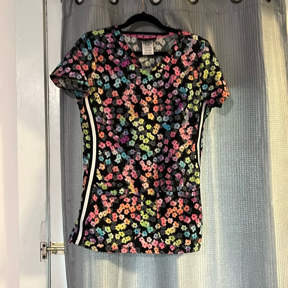 Hearsoul multicolor scrub top